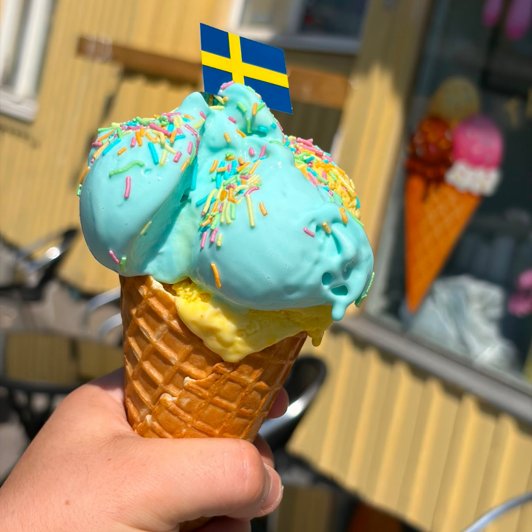 Krämig gelato med strössel och svensk flagga